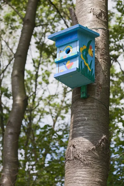 Blauw Vogelhuisje Met Kinderschilderij — Stockfoto