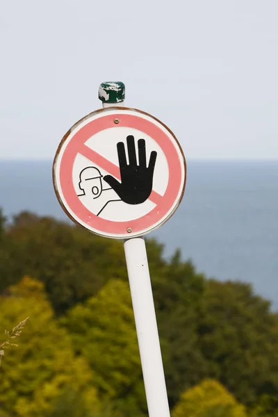 Trzymać Znak Czarną Ręką — Zdjęcie stockowe