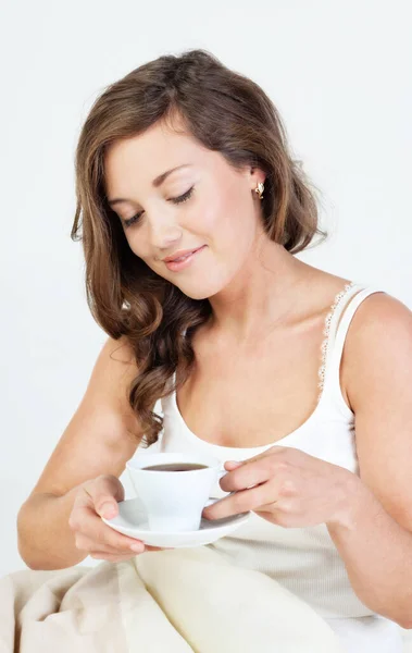 Mujer Joven Bonita Despierta Tomando Café Cama —  Fotos de Stock