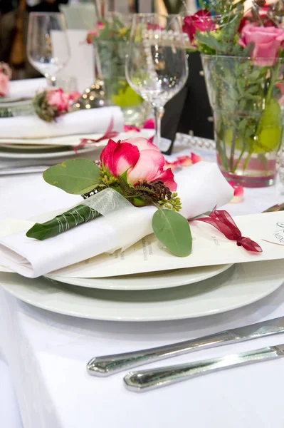 Covered Banquet Table Rose Decoration — Stock Photo, Image