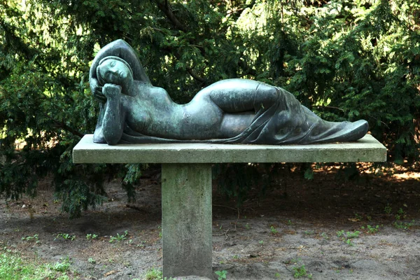 Lying Female Figure Alfredo Ceschiatti — Stock Photo, Image