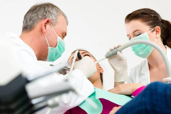 牙医病人 钻孔治疗 — 图库照片