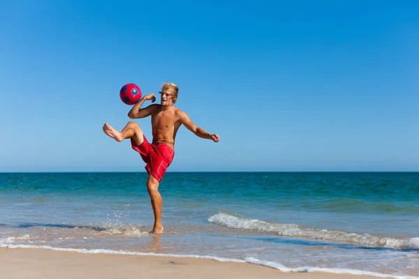 Man Het Strand Bij Het Strandvoetbal — Stockfoto