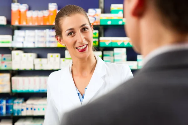 Farmacéutico Con Clientes Farmacia —  Fotos de Stock