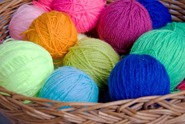 編み籠の中のカラフルな羊毛の玉 — ストック写真