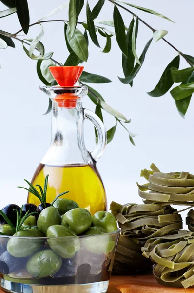 Azeitonas Verdes Com Azeite Espinafre Tagliatelle — Fotografia de Stock