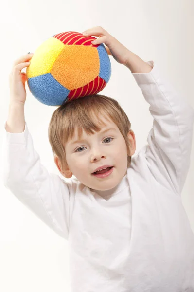 Pojke Som Håller Bollen Huvudet Vit Bakgrund Isolerad — Stockfoto