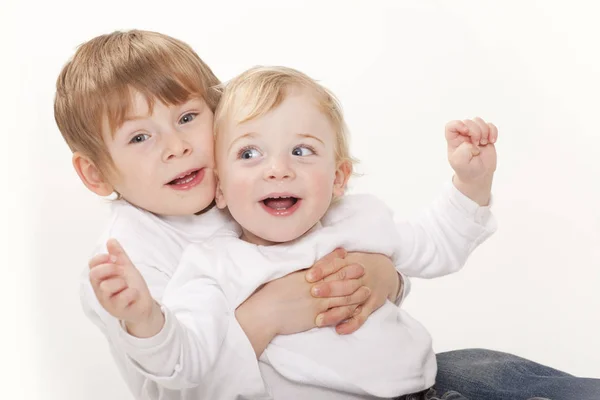 Een Jaar Drie Jaar Oude Broers Witte Achtergrond — Stockfoto