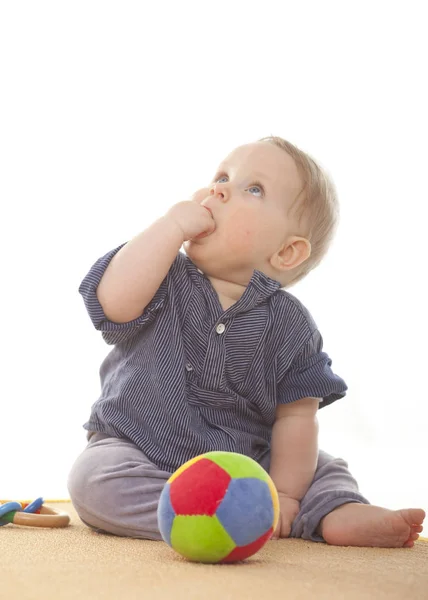 Bayi Laki Laki Melihat Atas Duduk Karpet Terisolasi Putih — Stok Foto