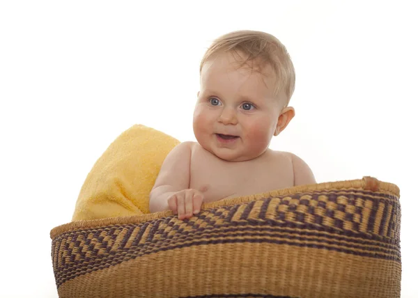 Bebê Feliz Sentado Cesta Estúdio — Fotografia de Stock