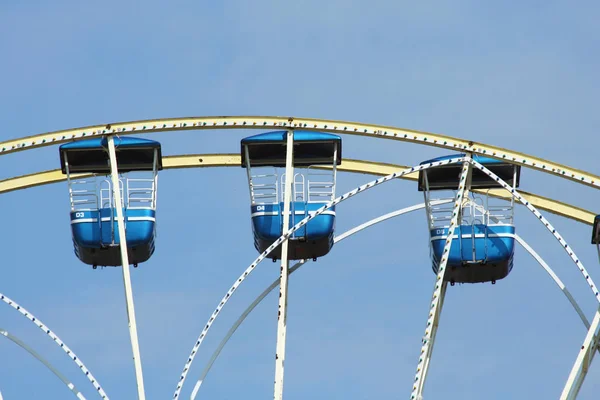 Grande Roue Contre Ciel Des Bulles Avec Des Nuages — Photo