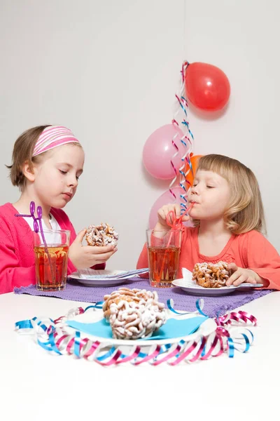 Meninas Que Têm Tradicional Finlandês Celebração Dia Maio Comer Bolo — Fotografia de Stock