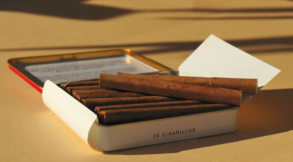 木桌上堆积如山的香烟和雪茄 — 图库照片