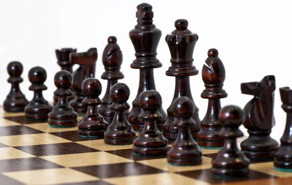 Σκάκι Κομμάτια Μια Σανίδα Λευκό Φόντο — Φωτογραφία Αρχείου
