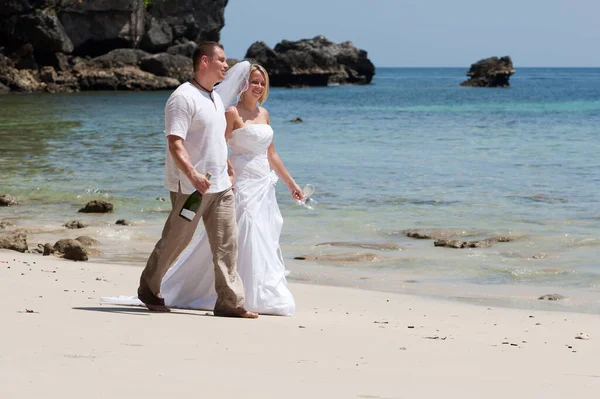 在海滩度蜜月 新娘穿着婚纱 丈夫在海上散步 — 图库照片