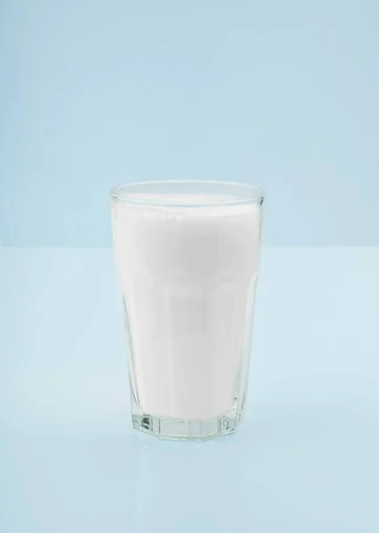 Склянка Свіжого Молока Кухонному Столі — стокове фото
