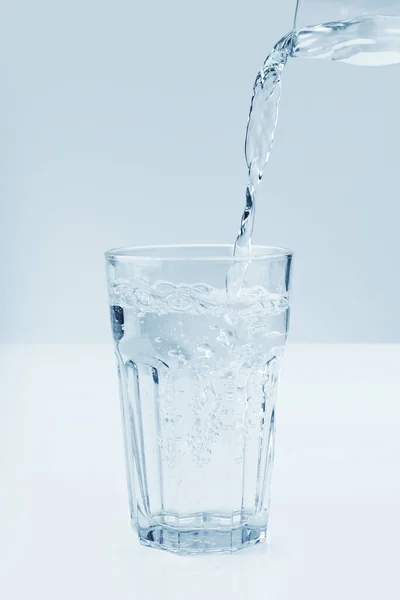 Glas Med Sötvatten Köksbord — Stockfoto