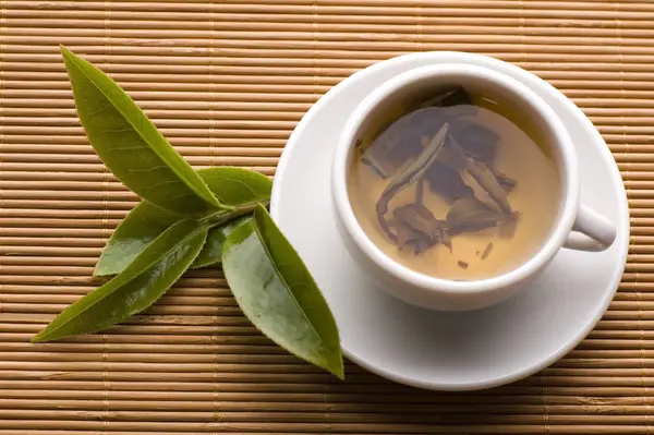 Eine Tasse Grünen Tee Mit Frischen Blättern Auf Dem Bambusblech — Stockfoto