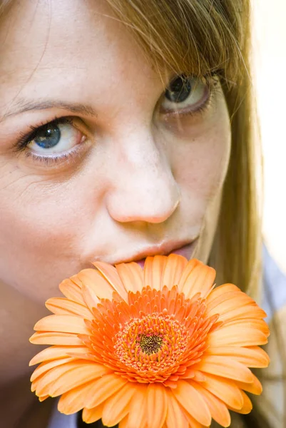 Hermosa Joven Rubia Con Flor — Foto de Stock