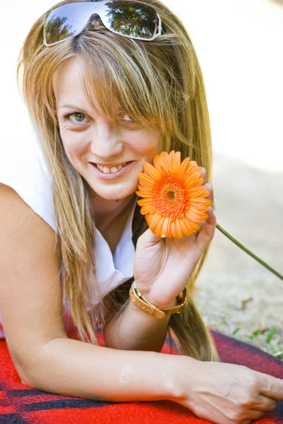 Hermosa Joven Rubia Con Flor — Foto de Stock
