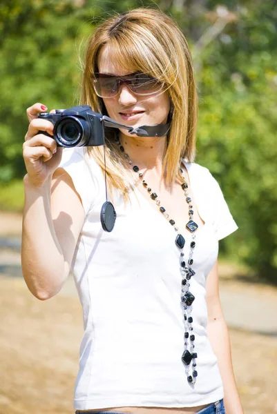 Beautiful Young Woman Taking Photos — Stock Photo, Image