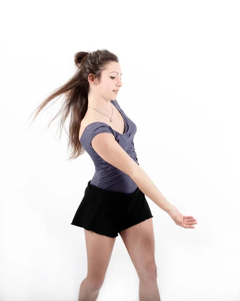 Молодая Красивая Брюнетка Подросток Танцует Студии Длинными Волосами — стоковое фото