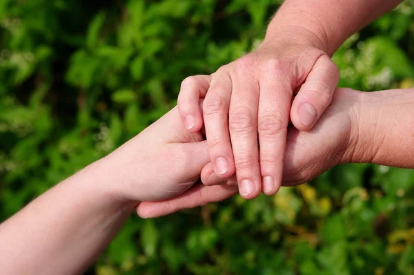 Trzymając Się Ręce Dając Miłość Dotyk — Zdjęcie stockowe