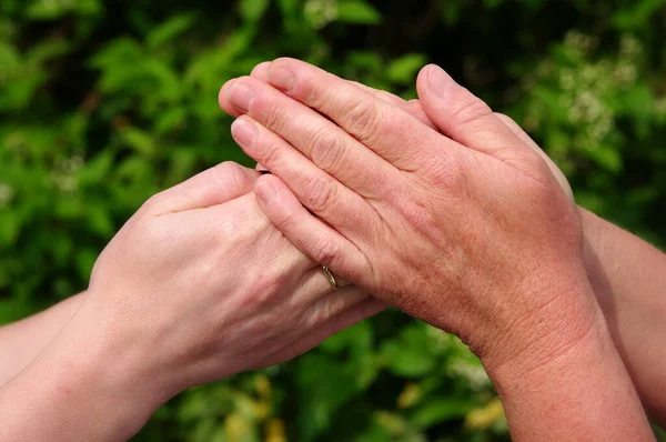 Trzymając Się Ręce Dając Miłość Dotyk — Zdjęcie stockowe