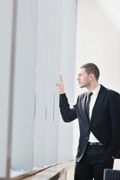 Jeune Homme Affaires Avocat Avec Ordinateur Portable Seul Dans Une — Photo