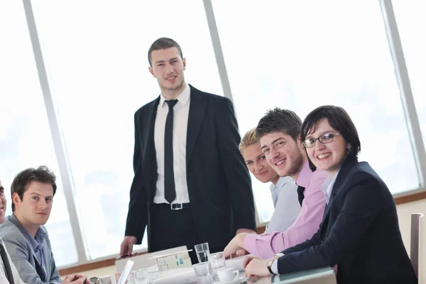 Grupo Jovens Empresários Têm Reunião Sala Conferências Discutem Sobre Novos — Fotografia de Stock