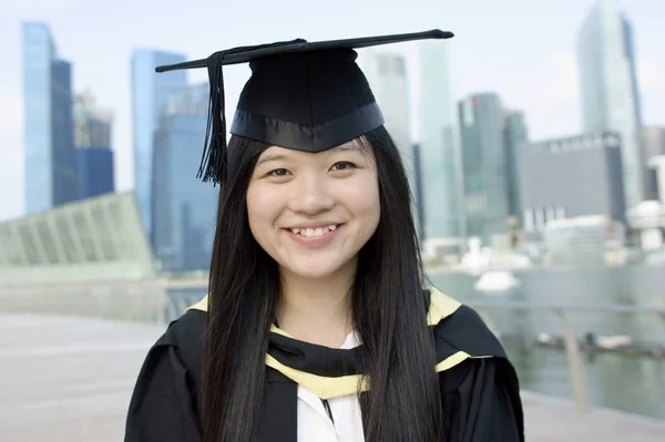 笑一个有新加坡背景的亚裔女毕业生 — 图库照片