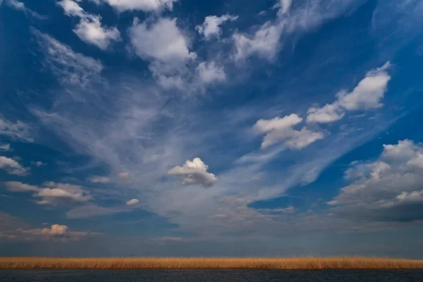 Mračna Nad Jezerem Modrá Obloha — Stock fotografie