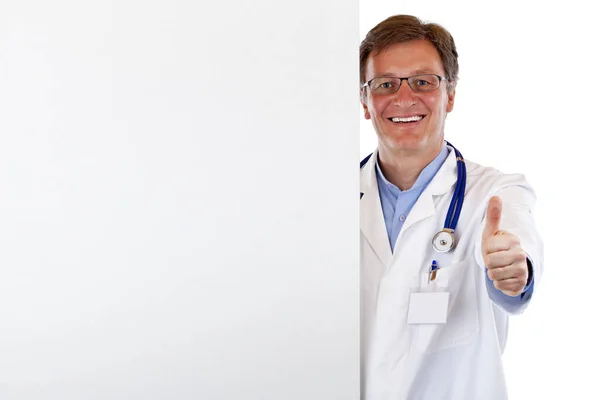 Smiling Medical Doctor Space Holds Thumb Oben Freigestellt White Background — ストック写真