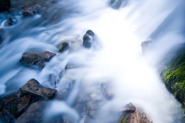 Pequena Cachoeira Floresta Longa Exposição Água Corrente — Fotografia de Stock