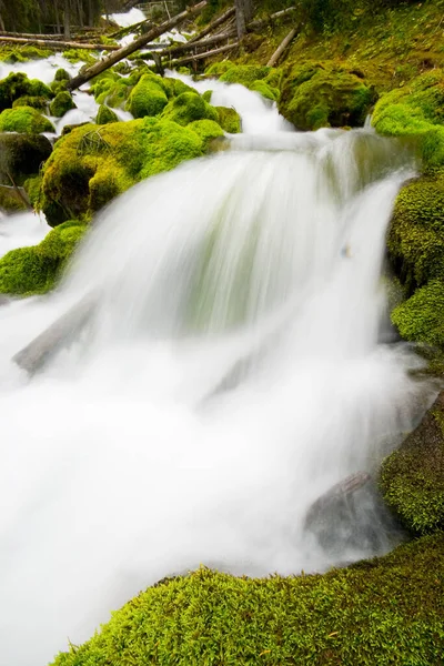 Natürlicher Wasserfall Den Bergen — Stockfoto