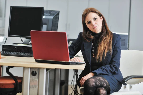 Mujer Negocios Traje Retrato Oficina Moderna — Foto de Stock