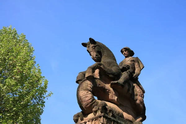 Denkmal Reiterstandbild Buntsandstein Kriegerdenkmal Himmel Blau Laubbaum Querformat — Stockfoto
