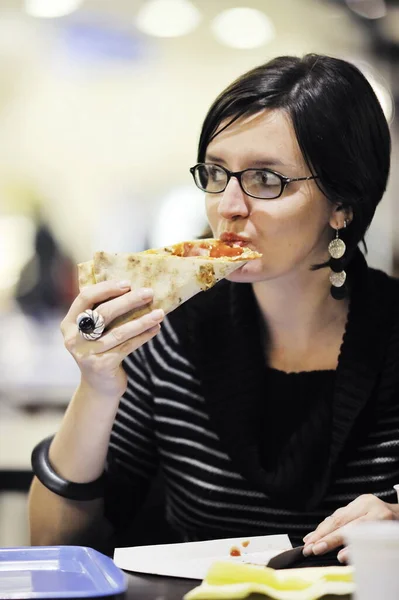 Портрет Молодой Женщины Едят Пиццу Ресторане — стоковое фото