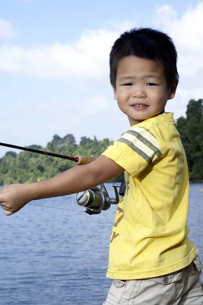 Asiatisk Japansk Pojke Som Fiskar Utomhus — Stockfoto