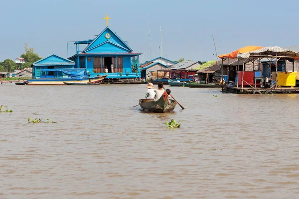 Iglesia Natación Pueblo Pescadores Lago Tonle Sap Camboya — Foto de Stock