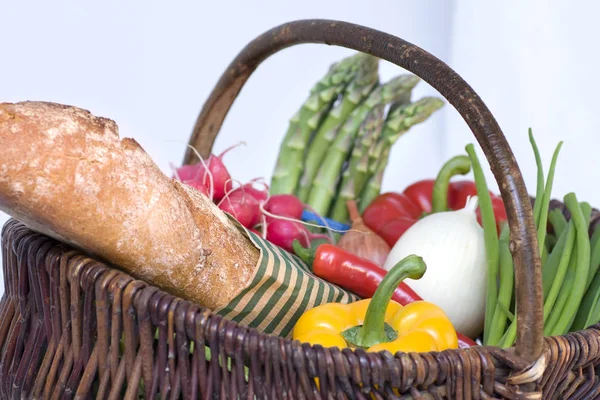 Keranjang Penuh Sayuran Organik Segar Dan Roti — Stok Foto