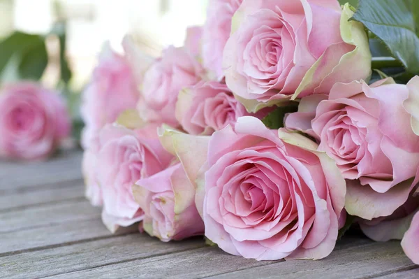 Hermosas Rosas Rosadas Tumbadas Una Mesa Madera —  Fotos de Stock