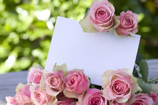 Rosas Hermosas Con Una Tarjeta Blanca Una Mesa Madera — Foto de Stock