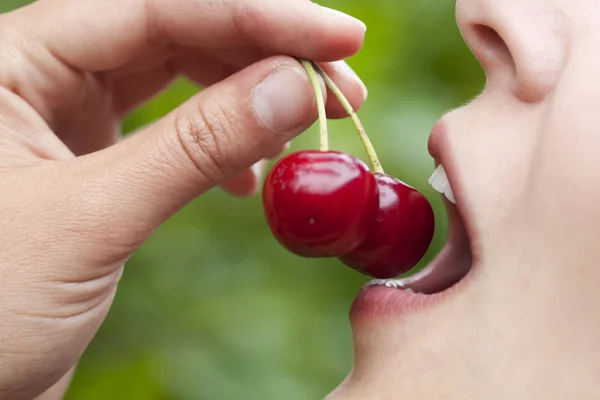 Young Woman Eathing Cherries — Stock Photo, Image
