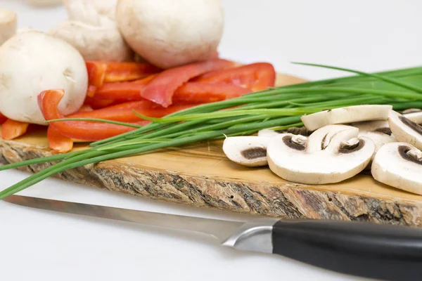 Frische Champignons Mit Schnittlauch Und Paprika Auf Einem Schneidebrett — Stockfoto