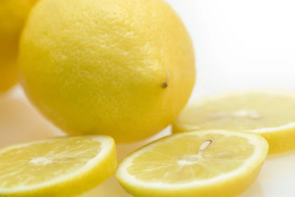 Один Лимон Три Ломтика Лимона — стоковое фото
