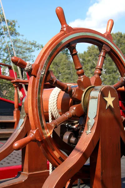 Een Houten Stuurwiel Van Een Oude Zeilboot — Stockfoto