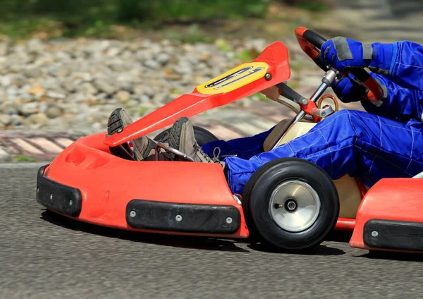 Ein Mann Einem Roten Auto — Stockfoto