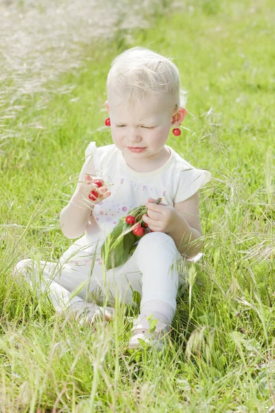 Маленька Дівчинка Вишнями Сидить Траві — стокове фото