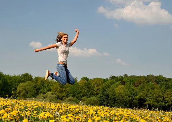 Jovem Mulher Vestido Amarelo Saltando Campo — Fotografia de Stock